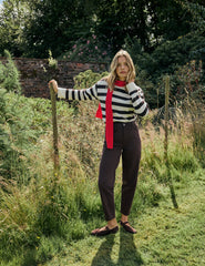 Kahverengi ve Beyaz Çizgili Bisiklet Yaka Kazak
