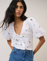 Beyaz ve Mavi Minik Çiçek Desenli Balon Kollu Bluz
