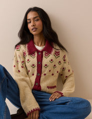 Bej ve Kırmızı Çiçek Desenli Örgü Ceket