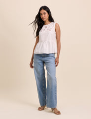 Beyaz Çiçek Desenli Ajur İşlemeli Vera Peplum Bluz