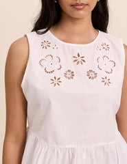 Beyaz Çiçek Desenli Ajur İşlemeli Vera Peplum Bluz