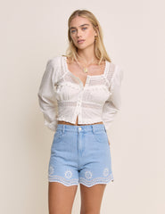 Açık Yıkama İşlemeli Dalgalı Kenarlı Denim Şort
