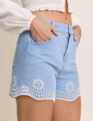 Açık Yıkama İşlemeli Dalgalı Kenarlı Denim Şort