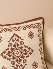 Kahverengi ve Krem Jakarlı Örgü Cushion Cover