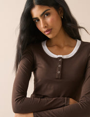 Kahverengi Çift Katmanlı Henley Bluz