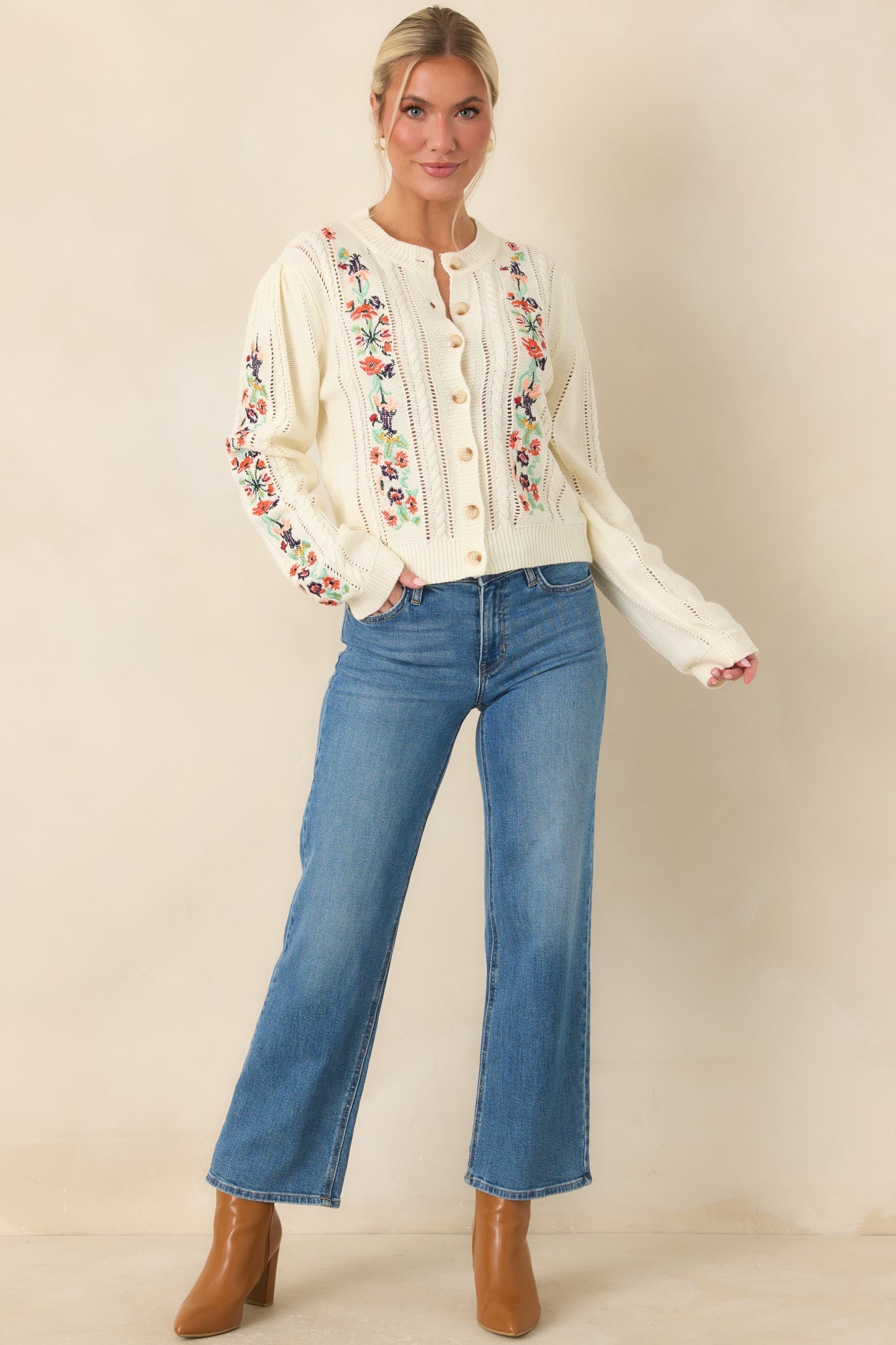 Ekru Renkli Çiçek Nakışlı Ajurlu Triko Hırka