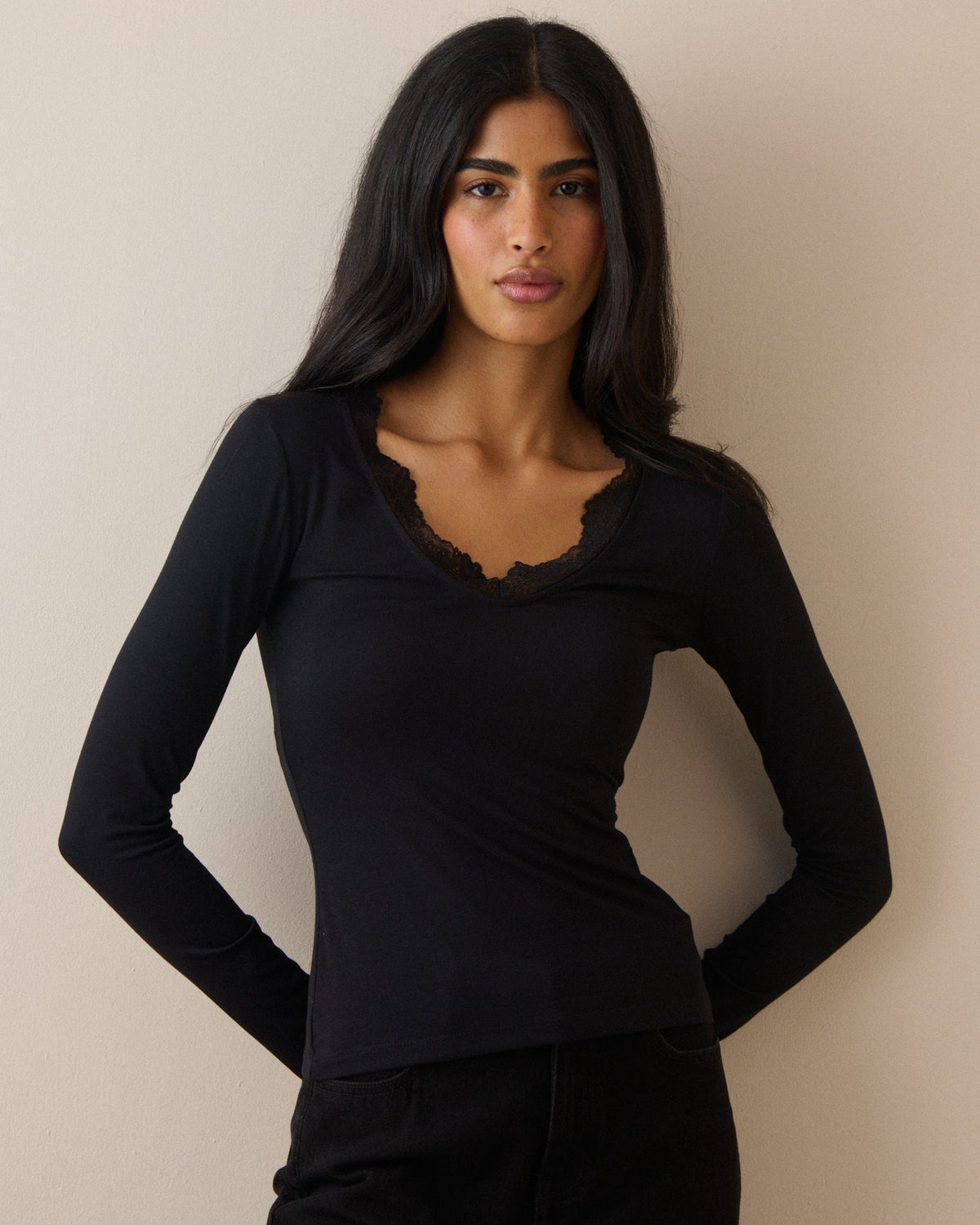 Siyah Scalloped Dantel Detaylı Modal Kumaş Rich Bluz