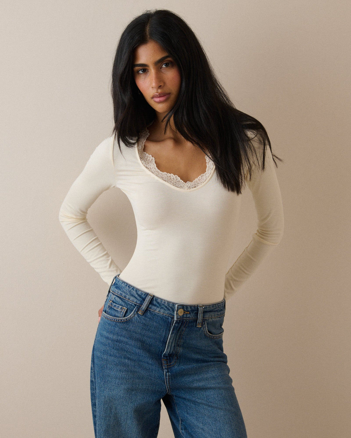 Krem Scalloped Dantel Detaylı Modal Kumaş Rich Bluz