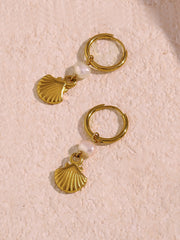 İnci ve Deniz Kabuğu Takılı Altın Kaplama Halka Küpeler