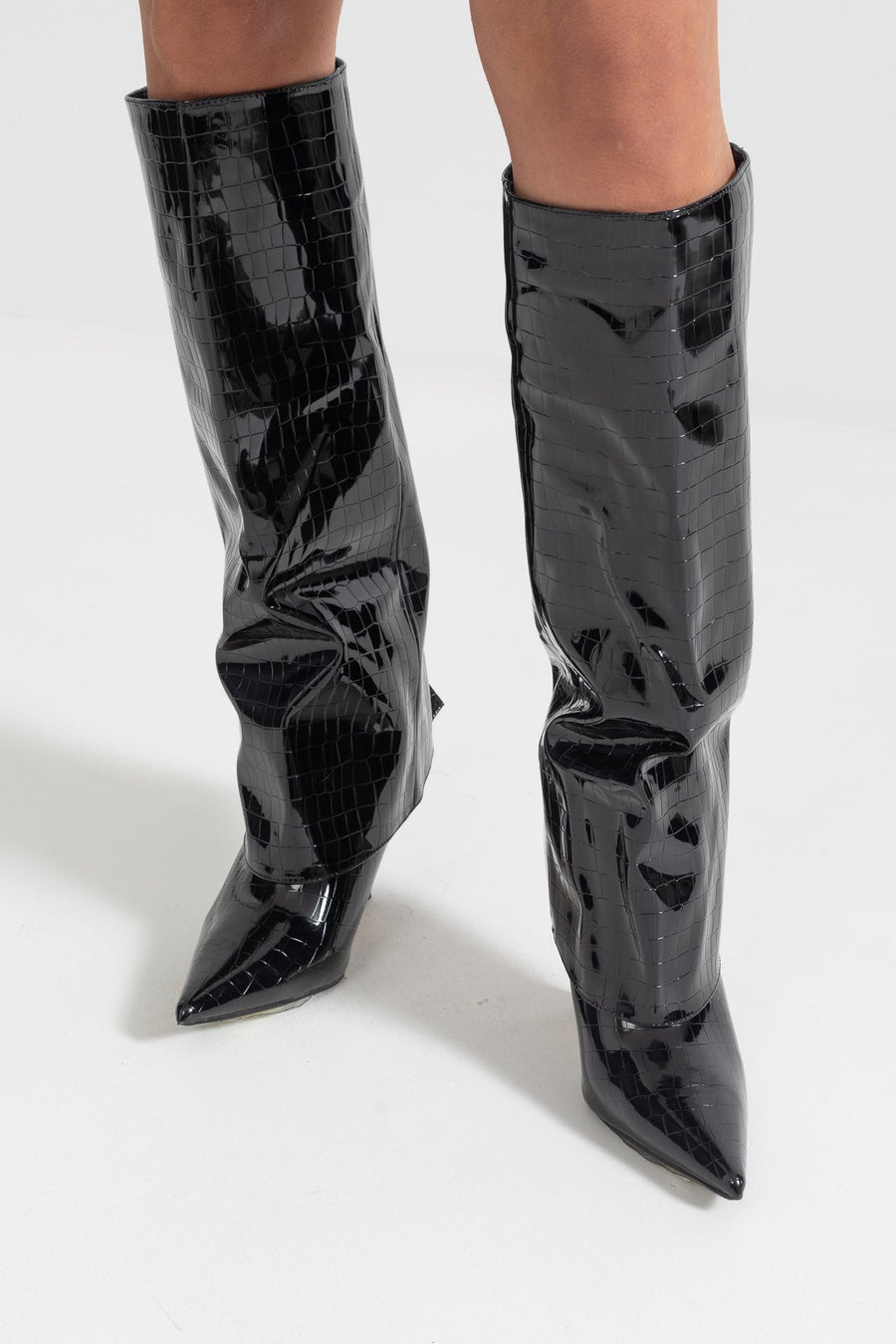 Knee-yüksek Alligator Skin Desen Sivri Bot - Siyah