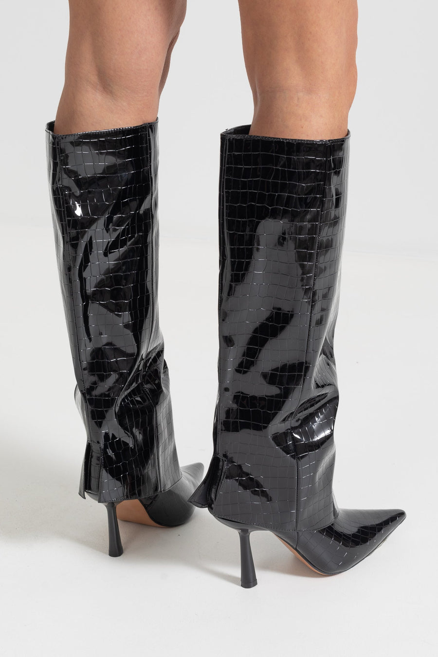 Knee-yüksek Alligator Skin Desen Sivri Bot - Siyah