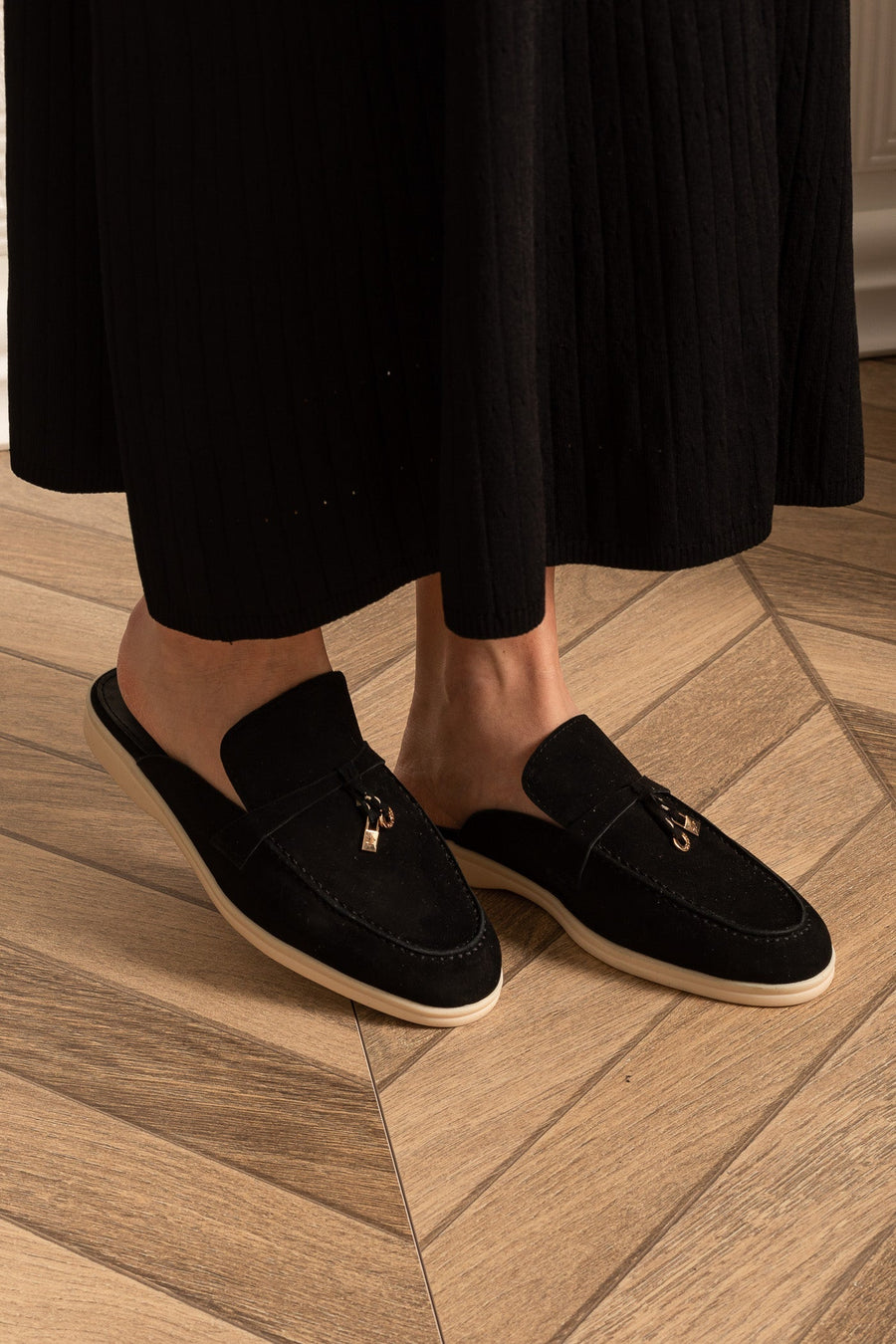 Kontrast Taban ve Metal Süsler Detaylı Süet Loafers - Siyah