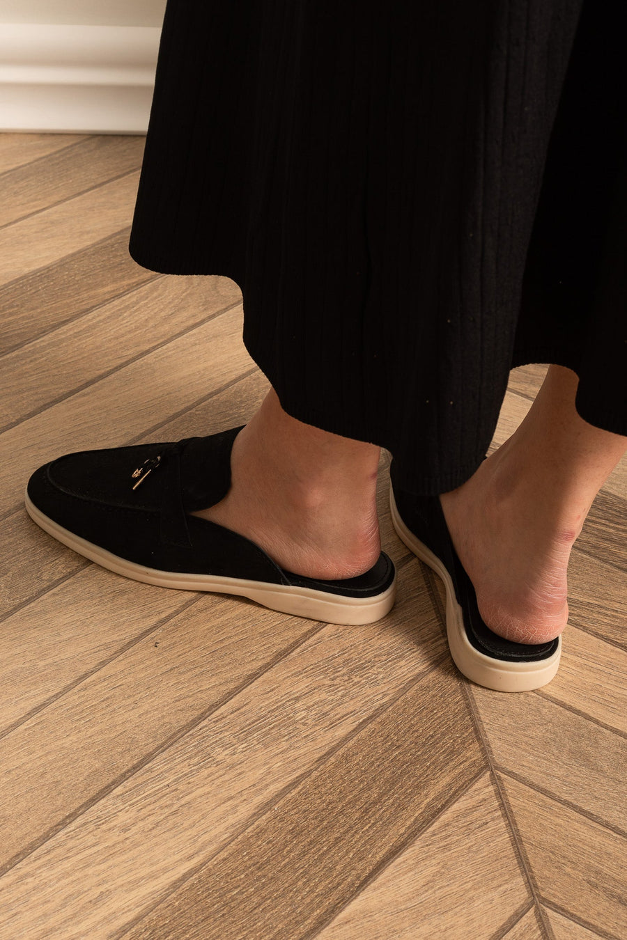 Kontrast Taban ve Metal Süsler Detaylı Süet Loafers - Siyah