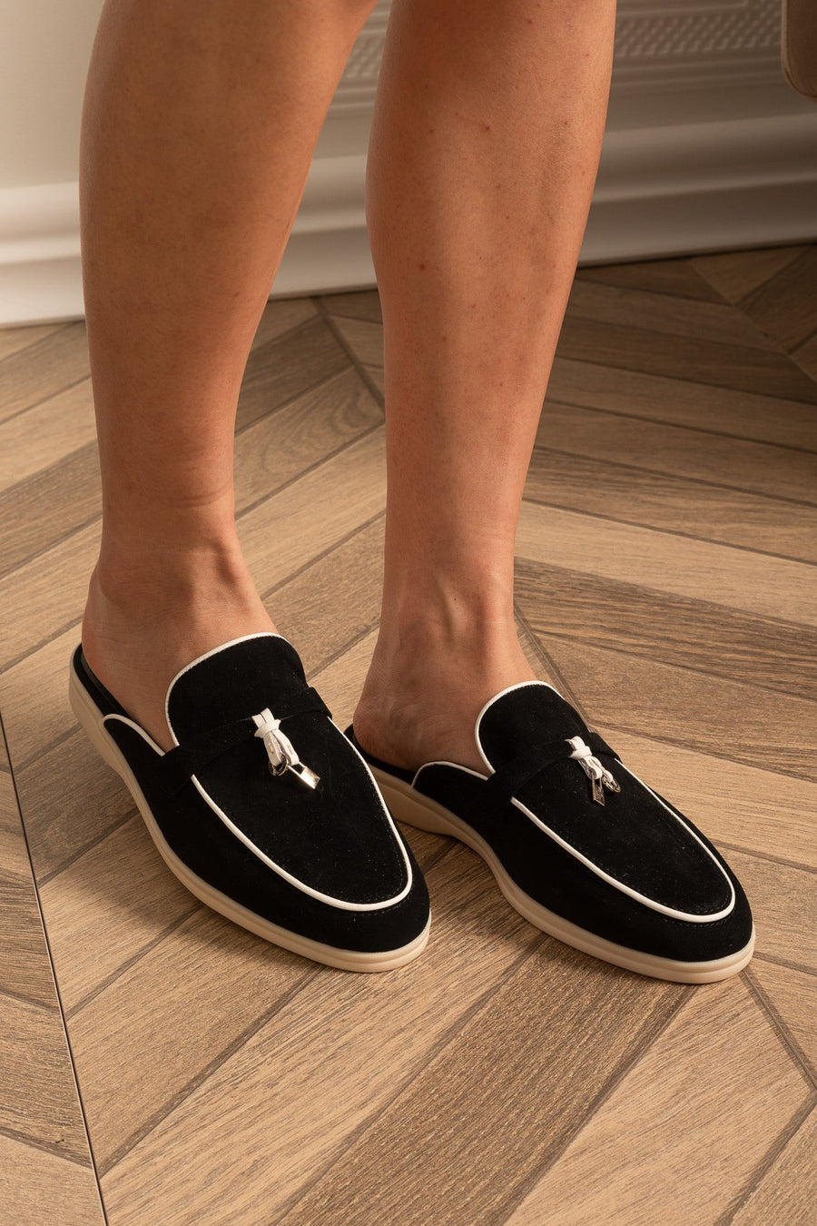 Kontrast Taban ve Metal Süsler Detaylı Süet Loafers - Siyah/Beyaz