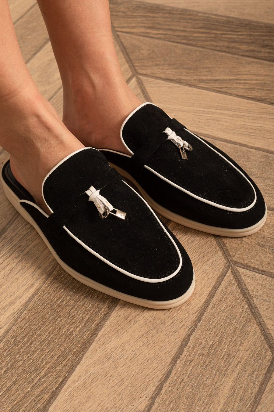 Kontrast Taban ve Metal Süsler Detaylı Süet Loafers - Siyah/Beyaz