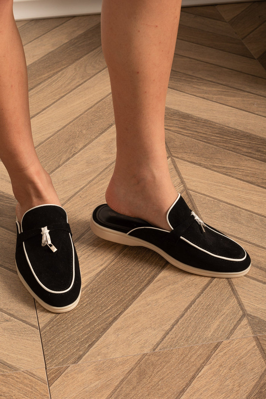 Kontrast Taban ve Metal Süsler Detaylı Süet Loafers - Siyah/Beyaz