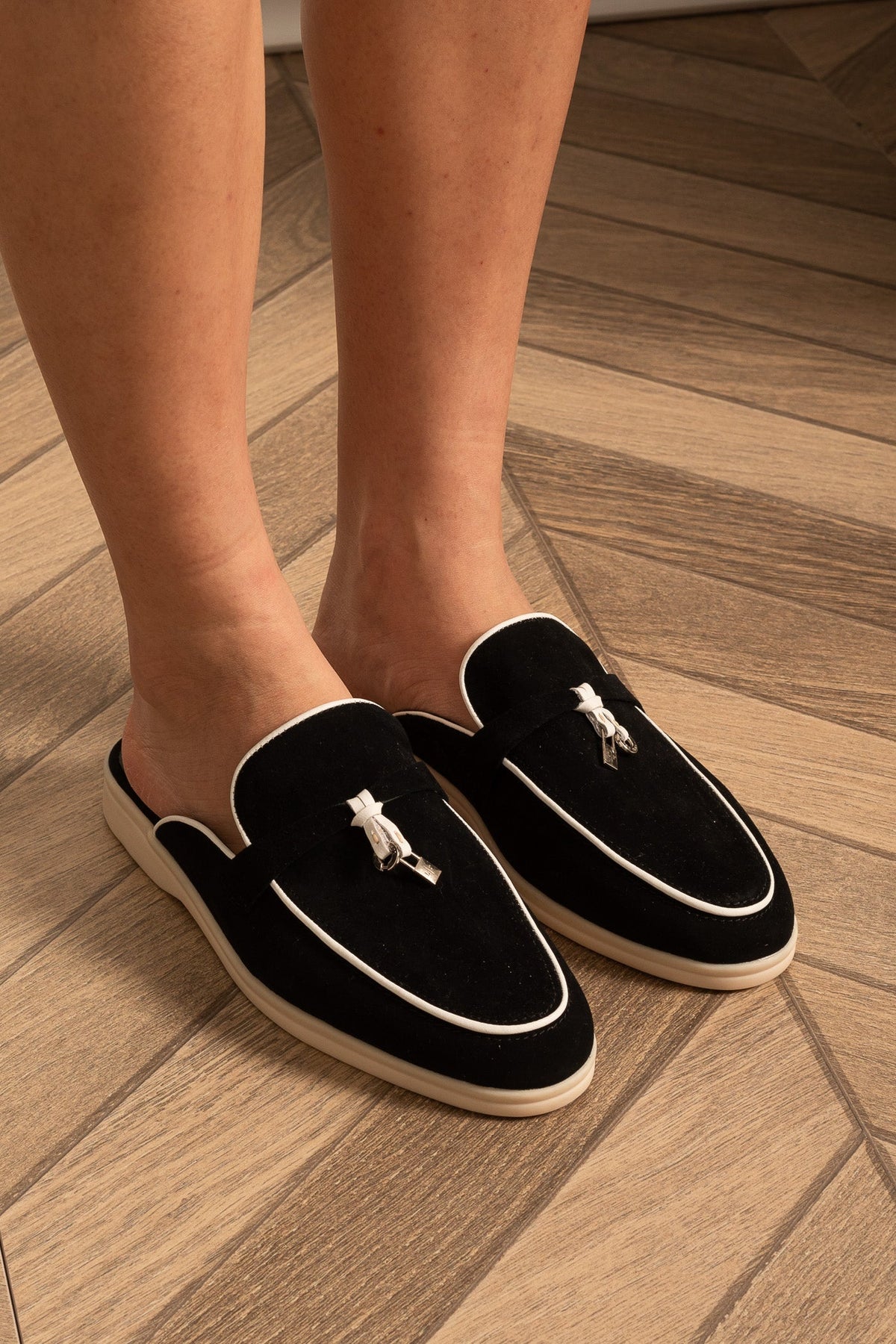Kontrast Taban ve Metal Süsler Detaylı Süet Loafers - Siyah/Beyaz