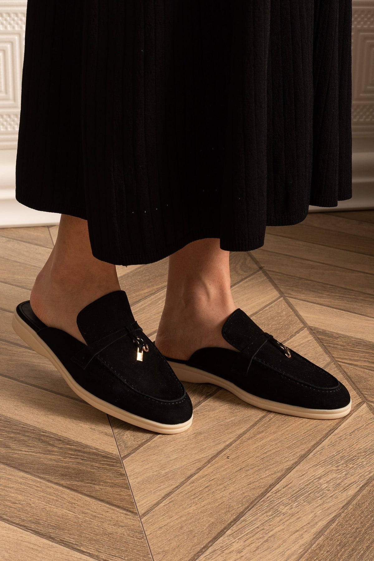Kontrast Taban ve Metal Süsler Detaylı Süet Loafers - Siyah