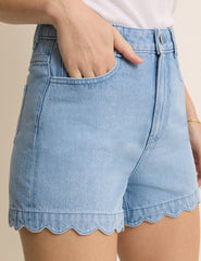 Orta Ton Yıkamalı Denim Dalgalı Etek Uçlu Şort