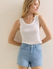 Orta Ton Yıkamalı Denim Dalgalı Etek Uçlu Şort