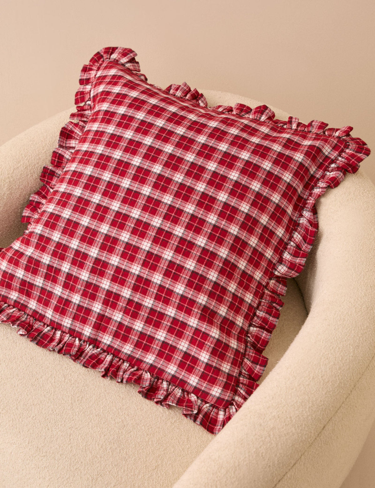Kırmızı Ekoseli Fırfırlı Kenarlı Cushion Cover