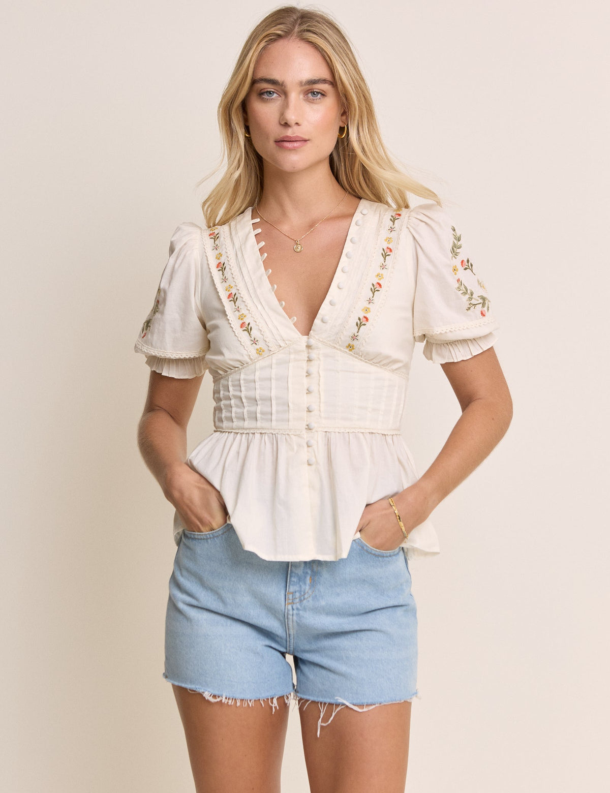 Beyaz İşlemeli Balon Kollu Peplum Bluz