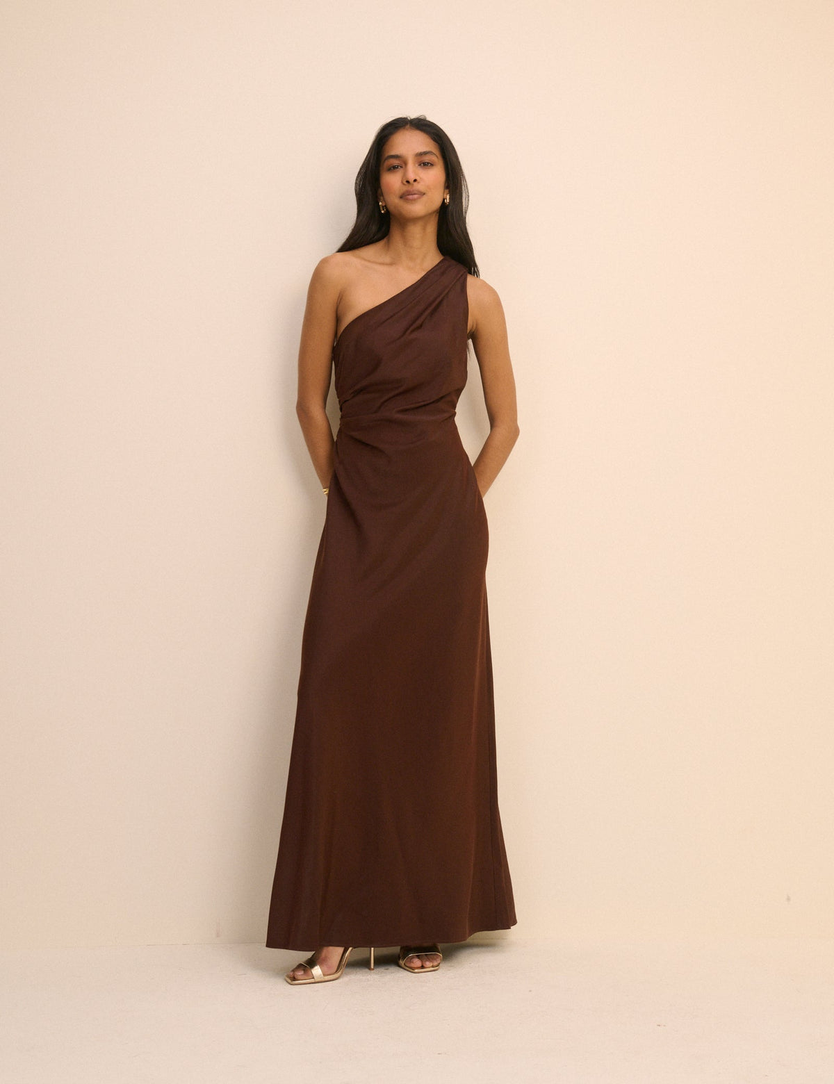 Kahverengi Saten Tek Omuz Sloane Maxi Boy Elbise