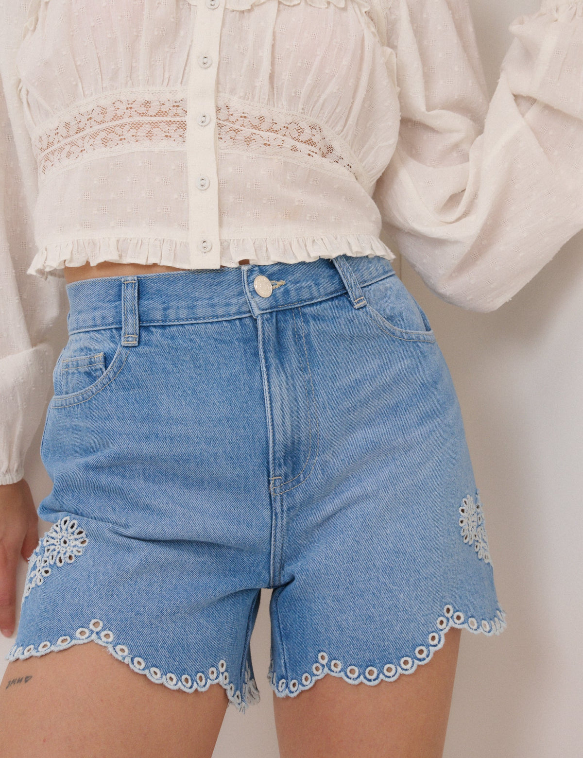 Mavi Denim İşlemeli Şort