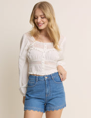 Orta Ton Yıkamalı Denim Dalgalı Kenarlı Kısa
