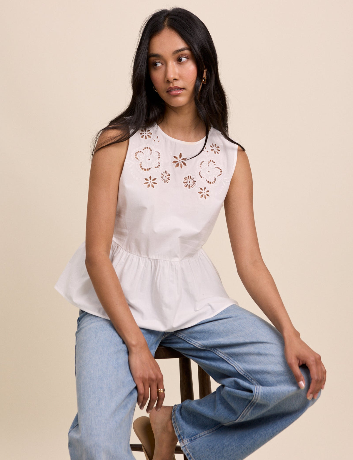 Beyaz Çiçek Desenli Ajur İşlemeli Vera Peplum Bluz