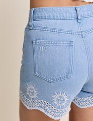Açık Yıkama İşlemeli Dalgalı Kenarlı Denim Şort
