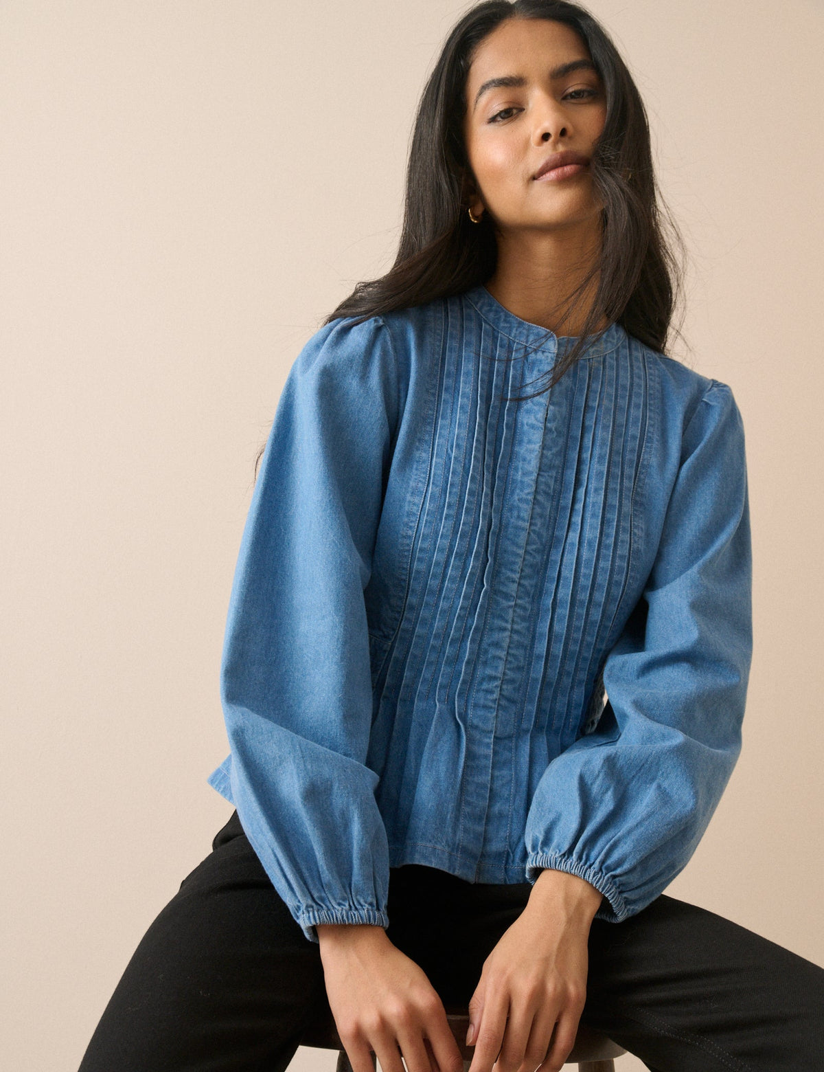 Orta Yıkamalı Pili Dikişli Denim Bluz