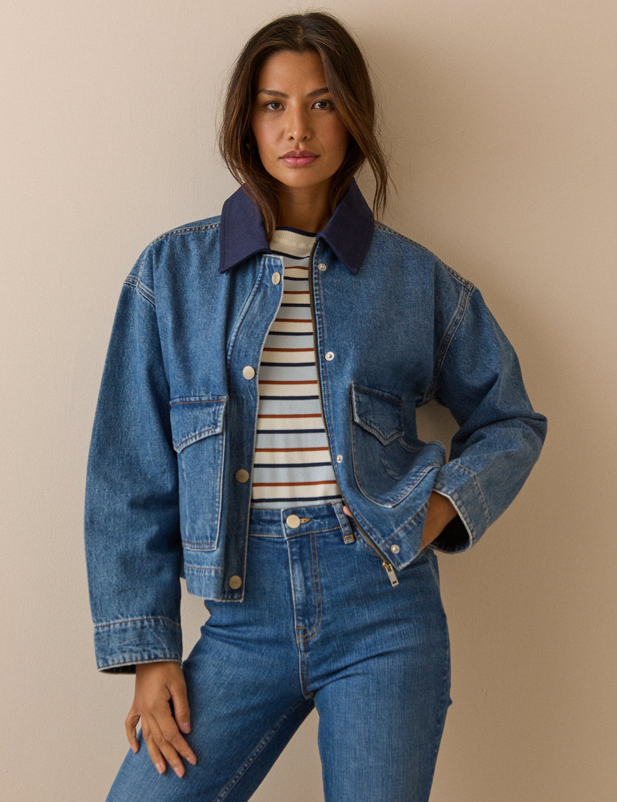 Orta Mavi Kontrast Yaka Detaylı Edie Denim İşçi Tarzı Ceket