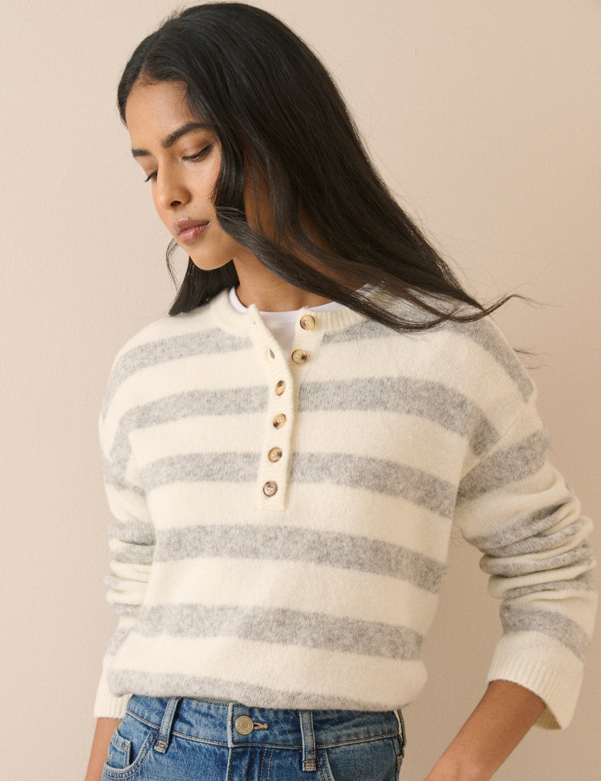 Gri ve Krem Çizgili Henley Kazak