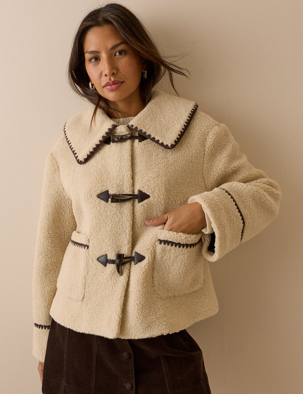 Krem Oversize Yaka Detaylı Peluş Ceket