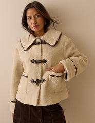 Krem Oversize Yaka Detaylı Peluş Ceket