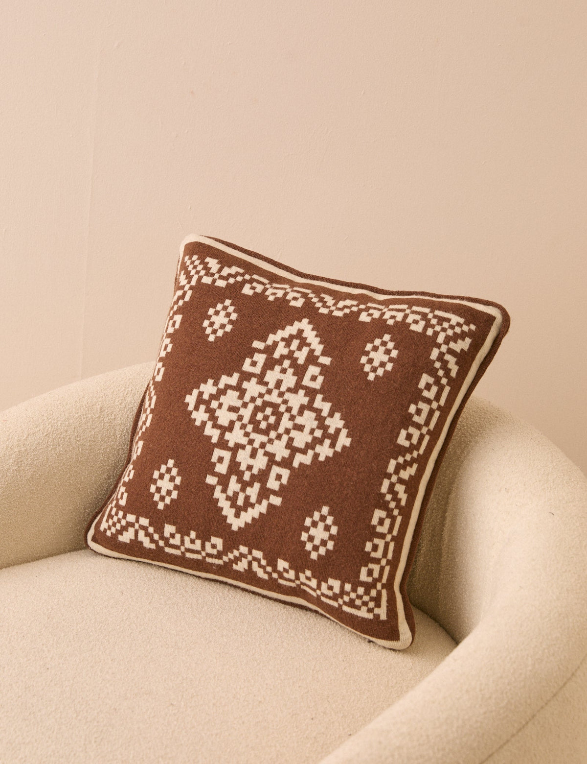 Kahverengi ve Krem Jakarlı Örgü Cushion Cover