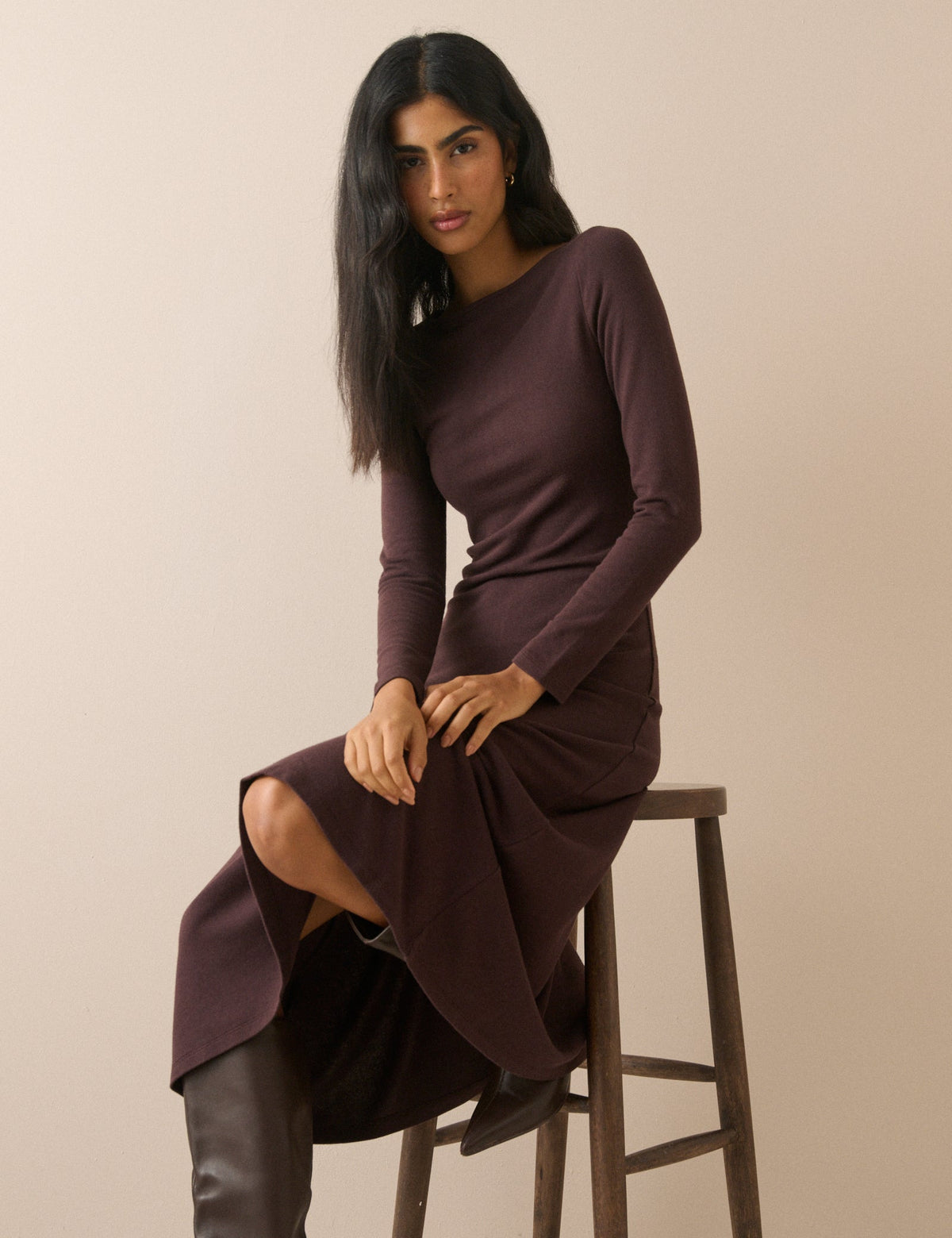 Kahverengi Kayık Yaka Bronte Midi Boy Elbise