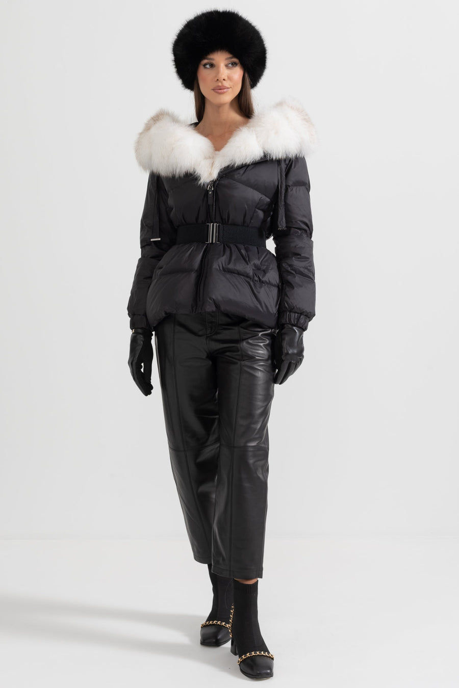 Bel Kemeri ve Beyaz Tilki Kürkü-astarlı Kapüşon Detaylı Şişme Ceket - Siyah