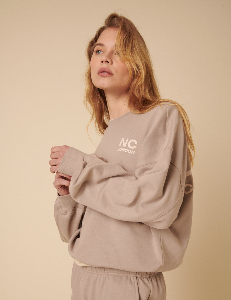 Bej Düşük Omuz Baskılı Sweatshirt