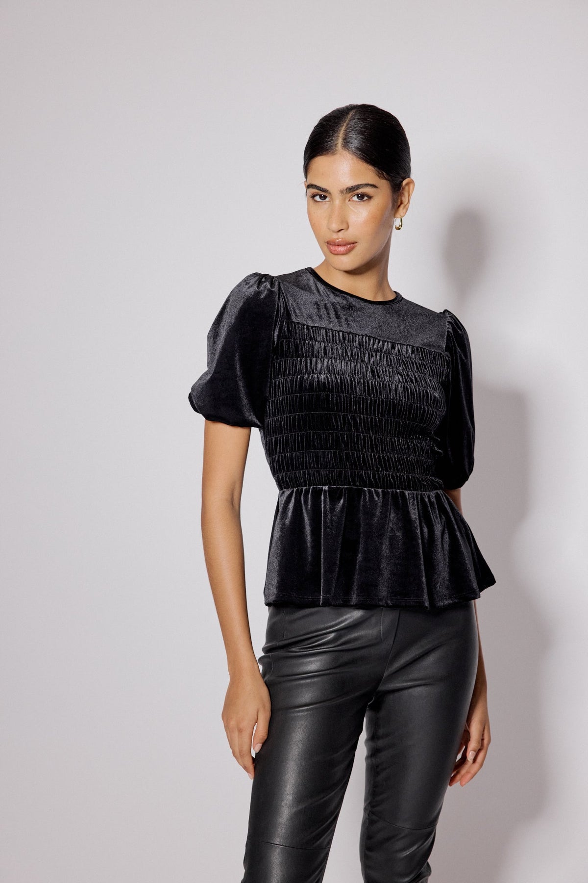 Siyah Kadife Balon Kollu Peplum Bluz