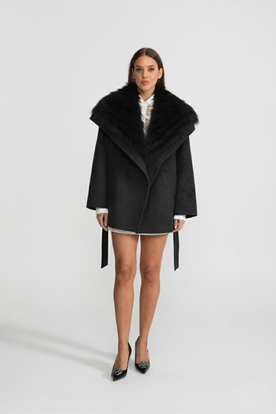 Büyük Kürk Yaka ve Kemer Detaylı Yün Kaban - Siyah