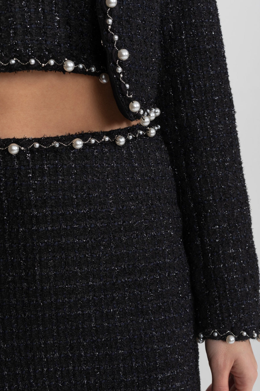 Önü Açık Detaylı İnci Şeritli Kısa Kesim Tüvit Blazer Ceket - Siyah