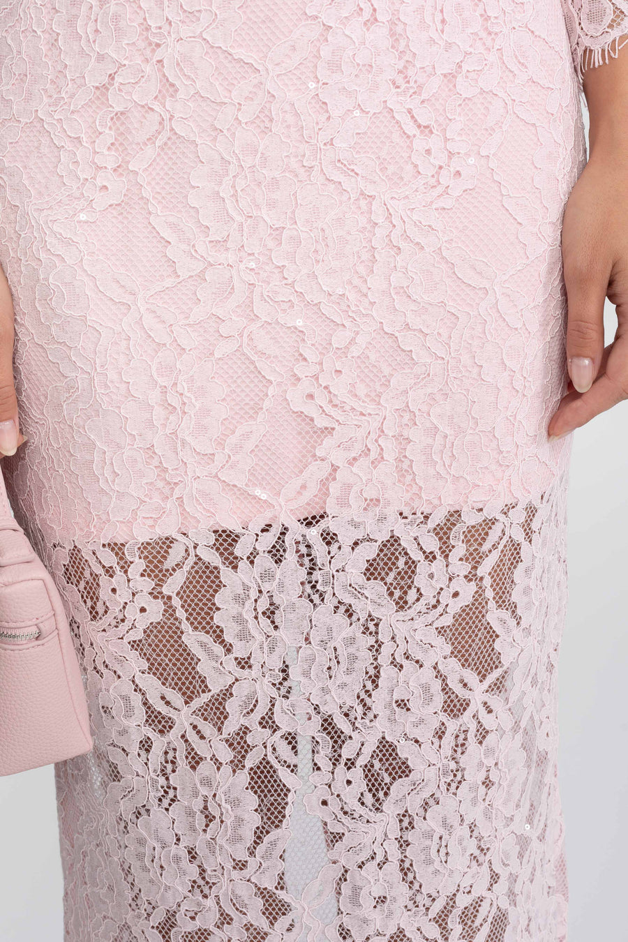 Kristal Yaka ve Uyumlu Kemer Detaylı Dantel Şerit Midi Elbise - Pembe