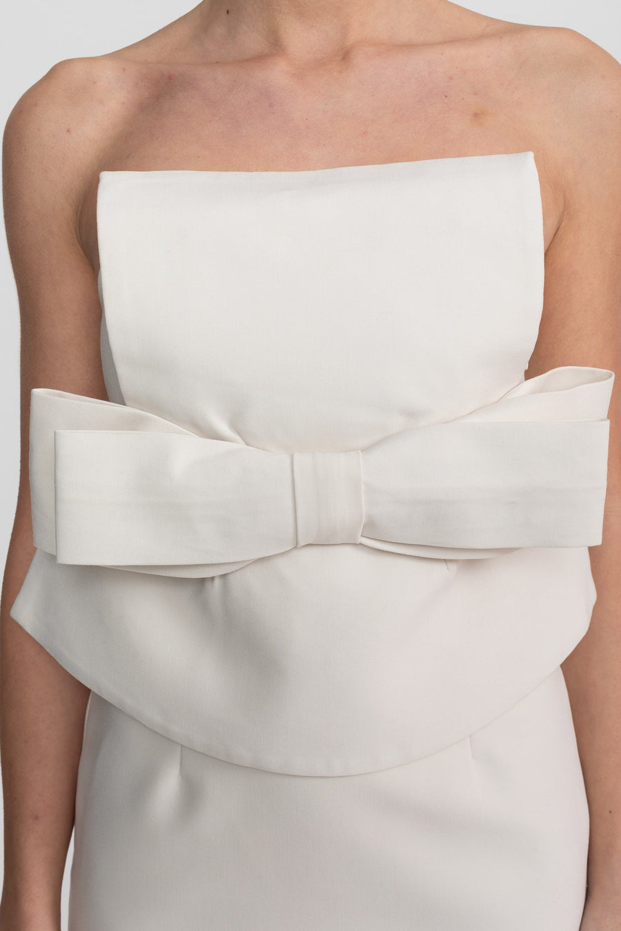 Büyük Fiyonk Bel ve Peplum Katman Detaylı Askısız Mini Elbise - Beyaz