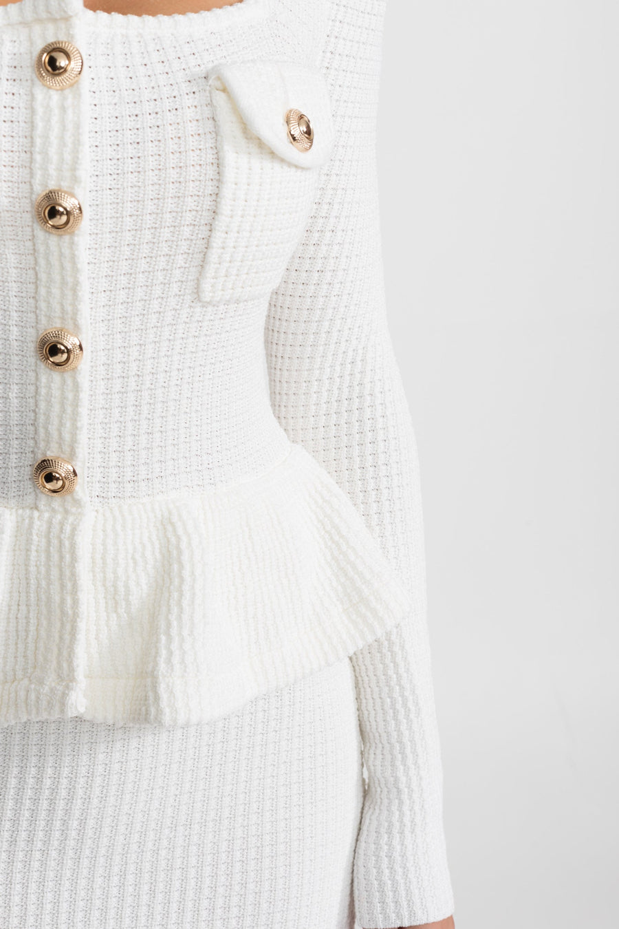 Peplum Bel ve Altın Düğmeler Detaylı Dokulu Triko Elbise - Beyaz